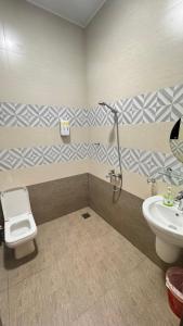 苏尔Tiwi Pearl的一间带卫生间和水槽的浴室