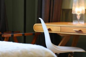 蒙彼利埃乐桑斯六酒店的一张白色椅子,坐在木桌旁