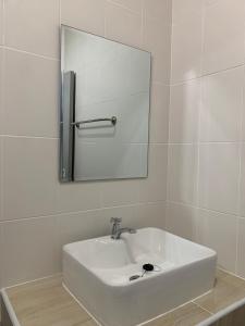 乌汶กิจตรงวิลล์ รีสอร์ท Kittrongvill的浴室设有白色水槽和镜子