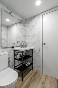 马德里Charming Madrid Villaverde的浴室配有白色卫生间和盥洗盆。