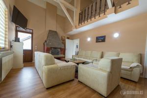 巴伊纳巴什塔BB Sima的客厅配有沙发、椅子和壁炉