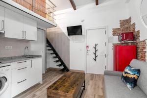 马德里Charming Madrid Villaverde的一间厨房和一间带红色冰箱的客厅
