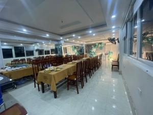 吉婆岛Pina Hotel - Boutique Inn的餐厅内带桌椅的用餐室