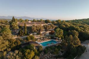 蒙图伊里Finca Serena Mallorca, Small Luxury Hotels的享有带游泳池的庄园的空中景致