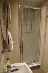 瓦伊河畔罗斯拉德克里夫旅馆的带淋浴和盥洗盆的浴室