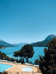 绍尔日L'Ecrin du Lac的享有游泳池和湖泊的景色