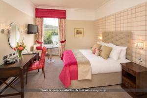 鲍内斯温德米尔The Belsfield Hotel的酒店客房配有一张床、一张书桌和一张书桌。