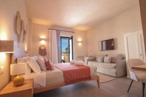 法萨诺Casale degli Ulivi by Apulia Hospitality的一间卧室设有一张床和一间客厅。