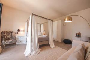 法萨诺Casale degli Ulivi by Apulia Hospitality的带沙发和镜子的客厅