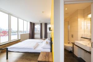 伦敦Wombat's City Hostel London的一间卧室配有床、水槽和卫生间