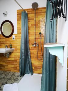 KłopotnicaSezonowa. Noclegi i chleb的浴室配有淋浴帘和盥洗盆。