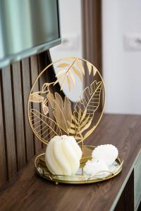 乌尔齐尼Prego Lux的一张带镜子的桌子上装有鲜花的盘子