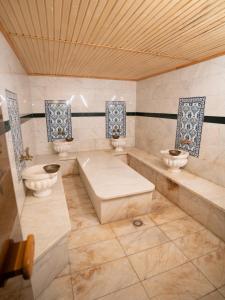 博罗沃耶Hotel Alma-Ata的浴室设有2个卫生间和2个水槽