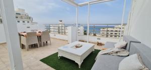 苏塞Luxury penthouse in Sousse的客厅配有沙发和阳台桌子