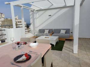 苏塞Luxury penthouse in Sousse的客厅配有桌子和沙发