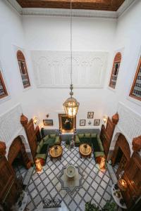 非斯Dar Dalila Fes的客厅的顶部景色,配有吊灯