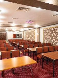 博罗沃耶Hotel Alma-Ata的一个带桌椅的空的讲座大厅