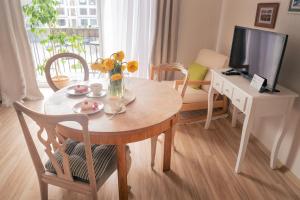 叶尔加瓦Heart of Mitau的客厅配有桌子和电视