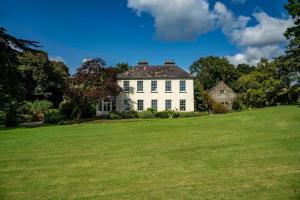 KilbrittainLarge country house close to the sea in West Cork的一座大白色的草山上房子