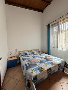 巴莱斯特拉泰Rifugio Giudeo的一间带床的卧室,位于带窗户的房间内