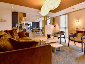 雷泽南特雷泽宜必思经济机场酒店的客厅配有沙发和桌子