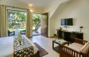兰纳加Hridey Retreat Resort的带沙发和电视的客厅