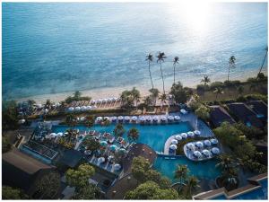 攀瓦海滩Pullman Phuket Panwa Beach Resort的享有度假胜地的空中景致,设有游泳池和海滩