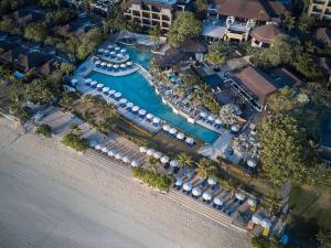 攀瓦海滩Pullman Phuket Panwa Beach Resort的享有码头的度假村空中景致