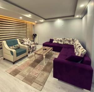 萨姆松Tk Kurdal Suit的客厅配有紫色沙发和茶几