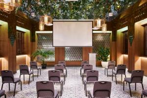 马德里马德里格兰大街中心凯悦酒店的一个带椅子和投影屏幕的会议室