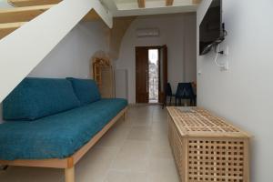 格罗塔列Casa Vacanze Ranieri的客厅配有沙发和桌子