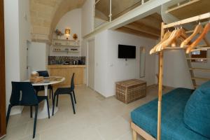 格罗塔列Casa Vacanze Ranieri的客房设有高架床和桌椅。