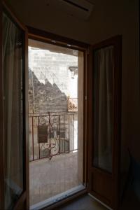 格罗塔列Casa Vacanze Ranieri的滑动玻璃门,享有楼梯的景色