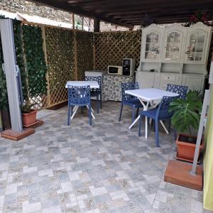 斯廷蒂诺BBrezza Marina的铺有瓷砖地板,设有带桌椅的庭院。