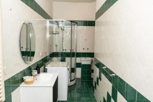 马奥莱Divina suite Cavaliere的绿色和白色的浴室设有淋浴和水槽