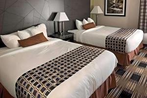 尚佩恩Express Inn的一间酒店客房,房间内设有两张床