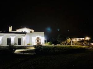 博尔加涅Tenuta Le Scerze的夜晚的白色房子,灯火通明