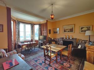 KilninianTorloisk House的客厅配有桌子和电视