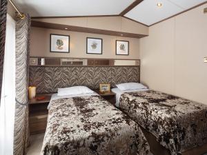 坎伯利Beachwood 21的一间酒店客房,房间内设有两张床
