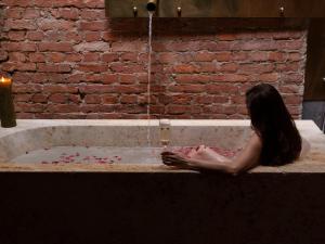 罗兹格兰德酒店的坐在血浴中的女人