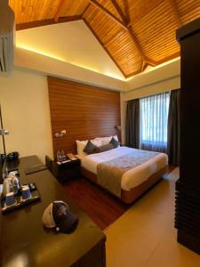 海得拉巴The Golkonda Resort and Spa的一间卧室,卧室内配有一张大床