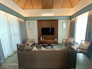 海得拉巴The Golkonda Resort and Spa的带沙发和电视的客厅