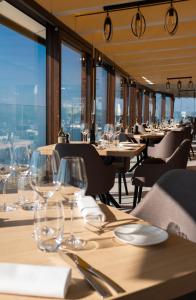 谢布尔Baron Tavernier Hotel Restaurant & SPA的配有桌椅和酒杯的餐厅