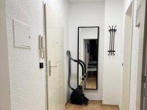 科隆Low Budget Apartment Cologne的走廊上设有镜子和地板上的袋子