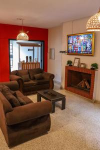 亚松森Renty Paraguay的客厅配有2张沙发和1台平面电视
