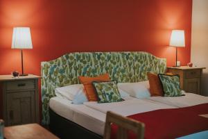 维也纳斯塔德尔精品酒店的客房内的沙发上配有枕头