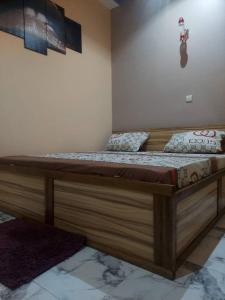 瓦加杜古Cool meuble 2的一间卧室,卧室内配有一张木床
