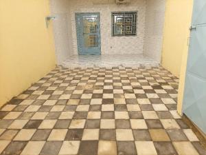 瓦加杜古Cool meuble 2的一间设有 ⁇ 板地板和蓝色门的房间