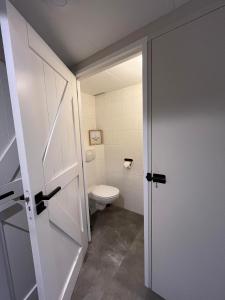 BaaiduinenIt Gasthûs的一间带卫生间和门的浴室