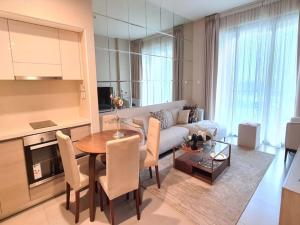 Durrat Al BahrainMarassi shores - 310的客厅配有桌子和沙发